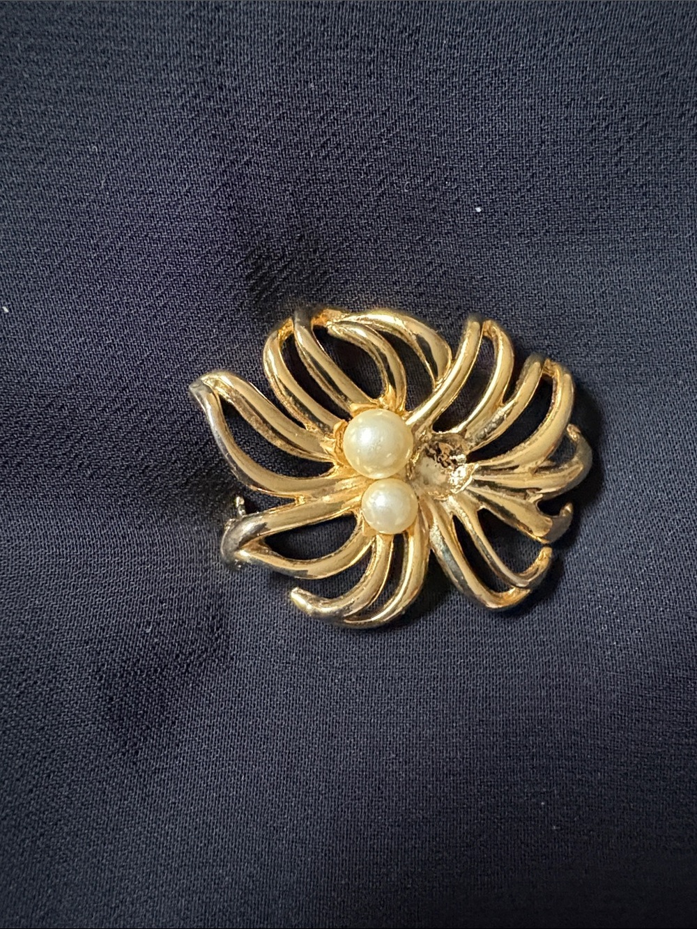 Gold Floral Brooch with Faux Pearls – Elegant Women’s Accessory